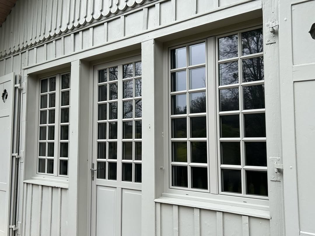 Rénovation fenêtres maison individuelle Ain | Menuiserie Guichardan 3 PORTE DE GARAGE SECTIONNELLE FONCTIONNELLE