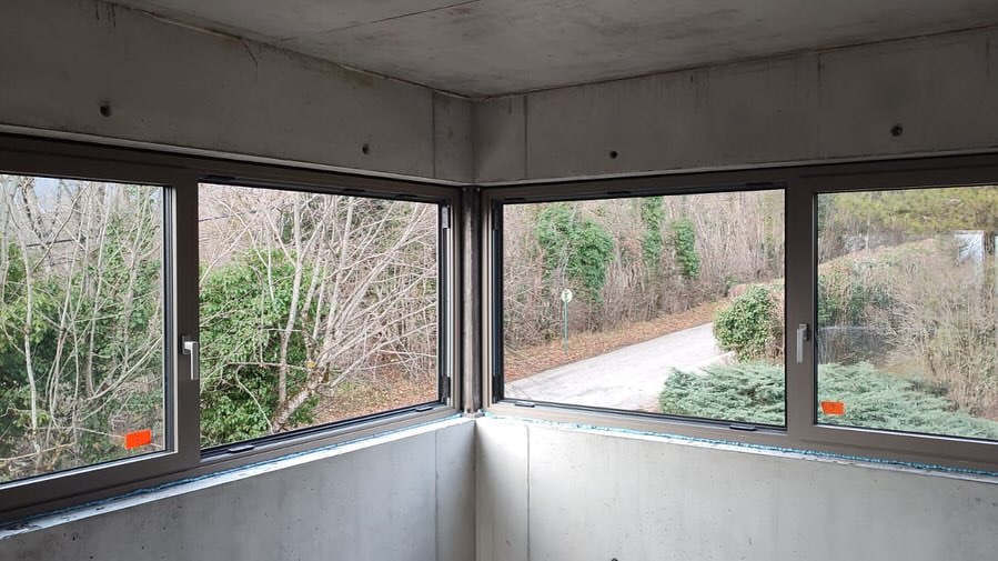 Rénovation fenêtres maison individuelle Ain | Menuiserie Guichardan 1 PORTE DE GARAGE SECTIONNELLE FONCTIONNELLE