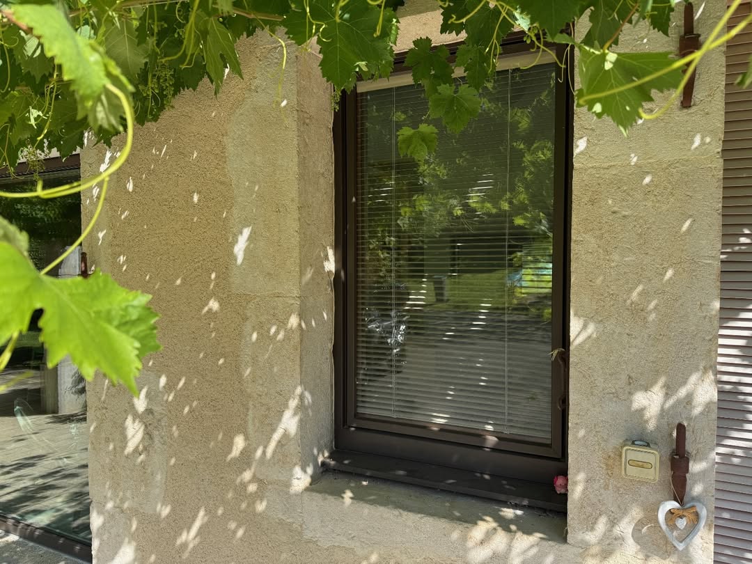 Rénovation fenêtres maison individuelle Ain | Menuiserie Guichardan 2 PORTE DE GARAGE SECTIONNELLE FONCTIONNELLE