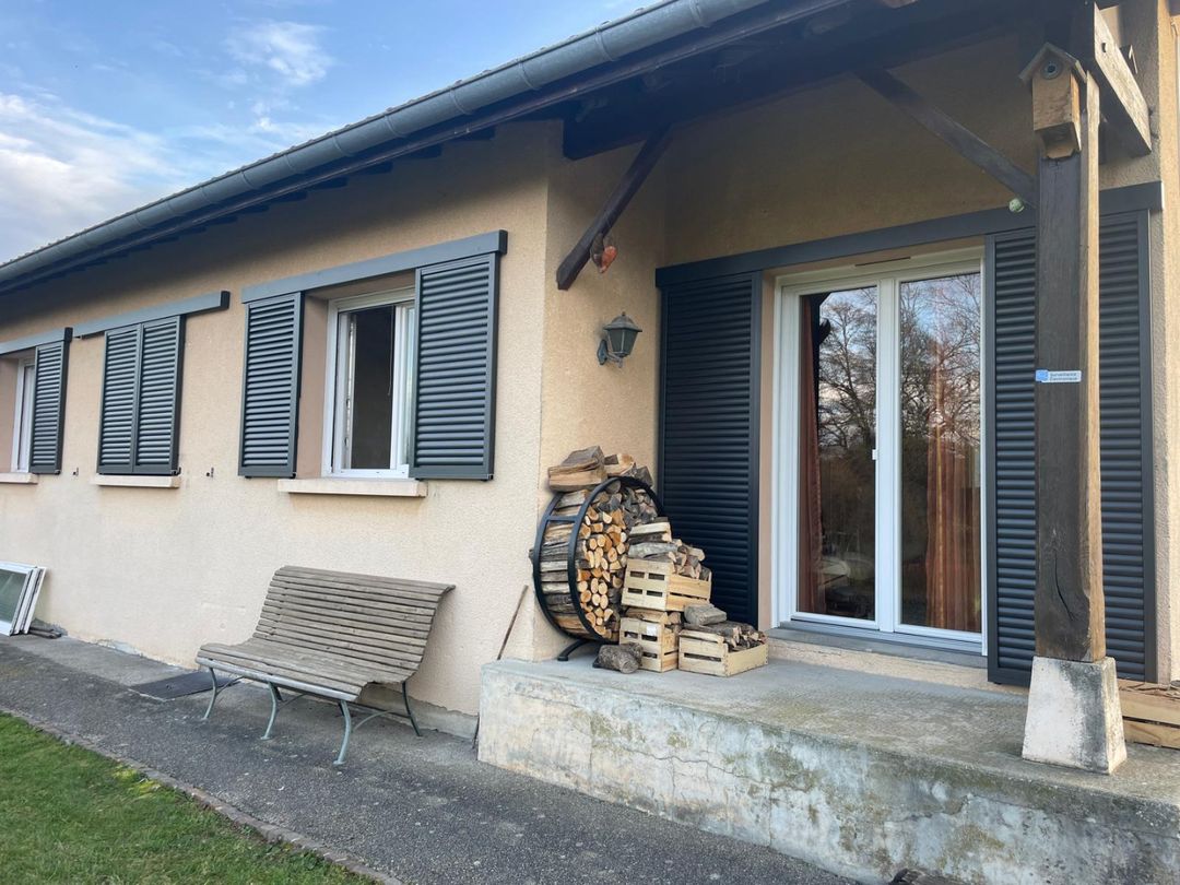 Menuiserie Pays de Gex | Fenêtres, Portes & Rénovation – Showroom Thoiry 2 PORTE DE GARAGE SECTIONNELLE FONCTIONNELLE