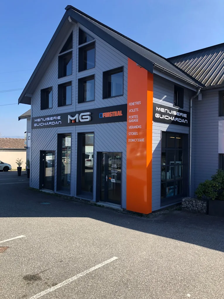 Remplacement fenêtres Ain : confort thermique et isolation durable 5 PORTE DE GARAGE SECTIONNELLE FONCTIONNELLE