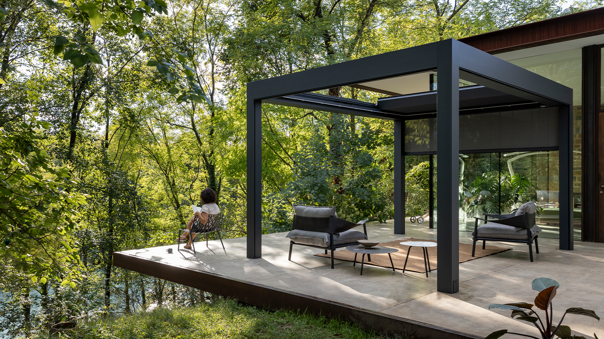 Pergola bioclimatique Gibus | Menuiserie Guichardan 2 Brise-soleil orientables et stores extérieurs Menuiserie Guichardan