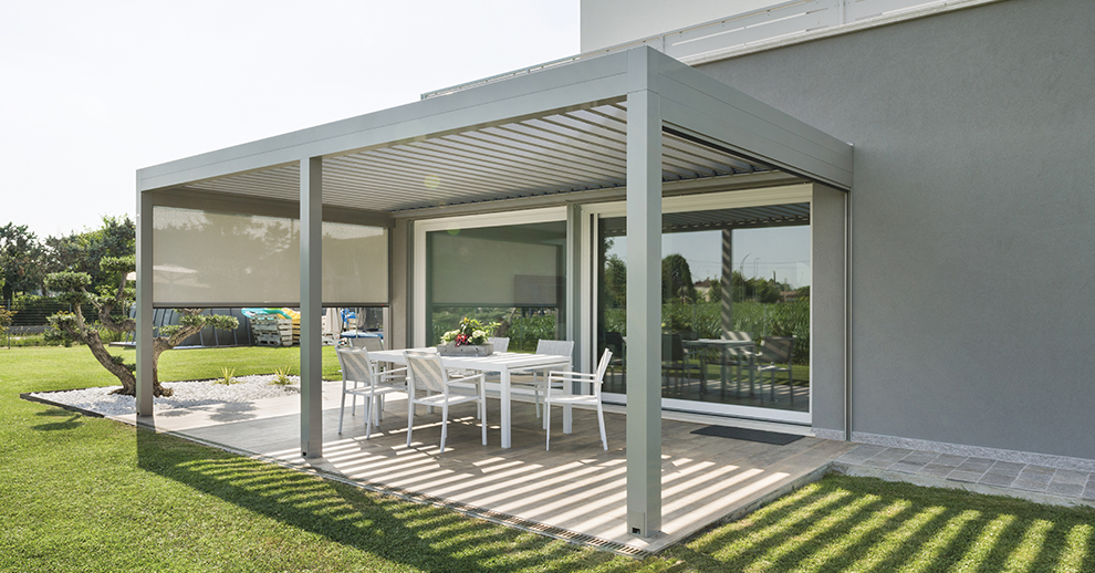 Pergola bioclimatique Gibus | Menuiserie Guichardan 10 Pergola Gibus Joy fermetures latérales