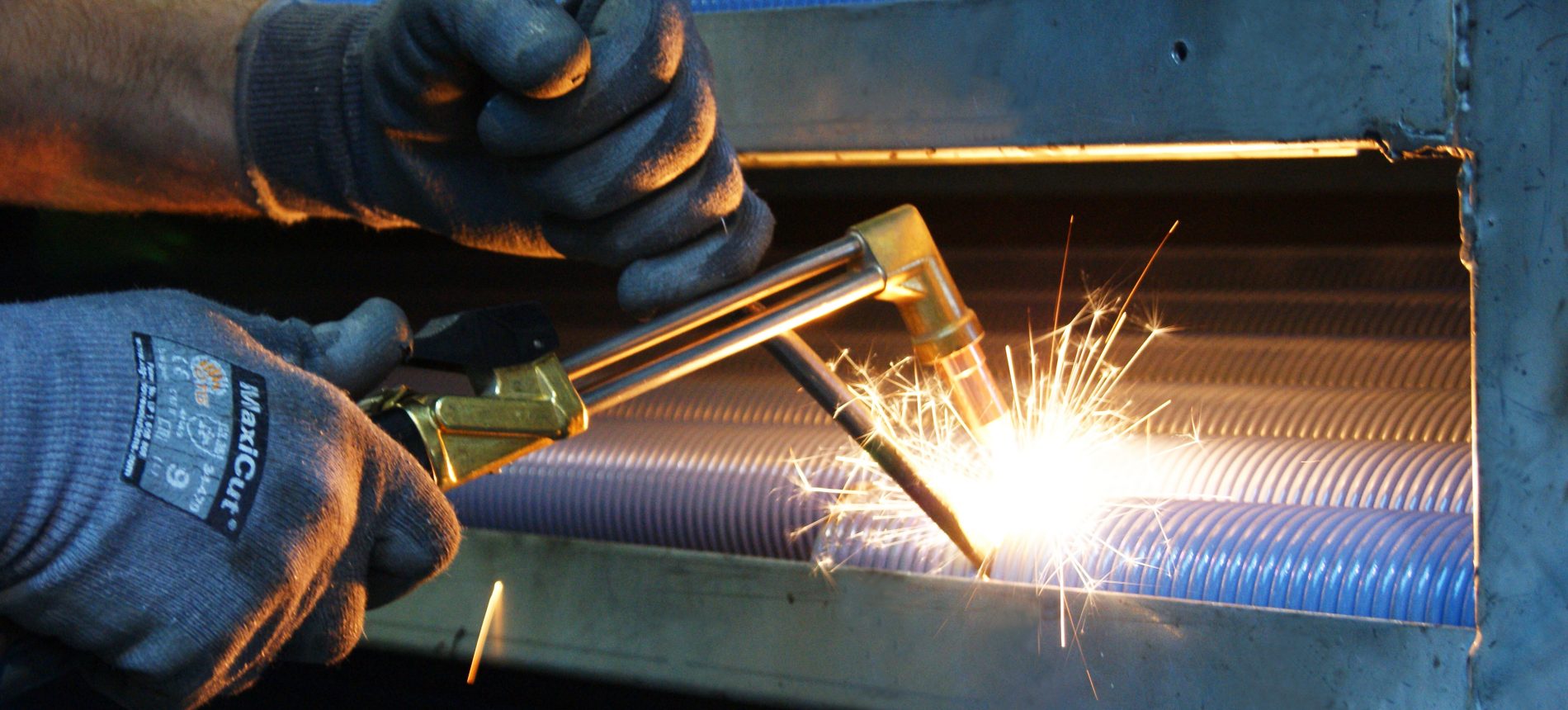 Porte de garage sectionnelle Techpro | Menuiserie Guichardan 1 Porte de garage sectionnelle Techpro fabrication française